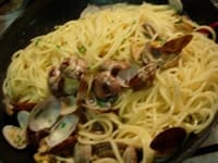 たっぷり目の塩をした湯でアルデンテに茹でたスパゲッティを入れ、軽く和えてから火をとめ、さらに満遍なくソースにからめ、皿に盛る。