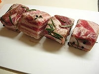 豚ばら肉は4等分に切り分け、塩、粒コショウ、ローズマリーを満遍なく肉にすり込み、脱水シートに包み冷蔵庫で半日ほど置いておきます。