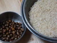 お米は研いでから30分浸水させ、その後ざるにあげておきます。むかごは水洗いしてから水気を切っておきます。<br />