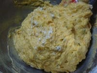 バニラオイルを加えて混ぜたら、あらかじめふるっておいた粉類とつぶしたかぼちゃを加え、全体をざっくりと混ぜます。<br />