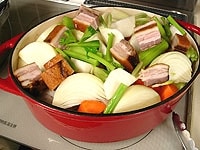 セロリの葉を除いた野菜類、ベーコン、ベイリーフを入れます。鍋いっぱいになりますが、煮ている間に野菜のかさが少なくなってきます。