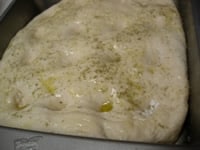 小麦粉を軽くはたいた人さし指で穴をあけ、オリーブオイルを表面に塗り、塩、ローズマリーを散らす。※少し塩は多い方が美味しい。