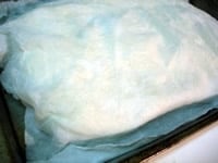 【2次発酵】型に詰めて、表面に均等になるよう、小麦粉（分量外）をつけた人さし指でくぼみをつけ、ぶどうを置く。ぬれふきんをして約30分程度発酵させる。<br />