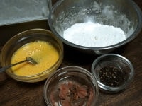 粉類はすべて一緒にまとめて2回ふるいます。卵は室温におき、よく溶きます。マーガリンも室温に置き、柔らかくしておきます。ローフ型にワックスペーパーを敷きます。桜の塩漬けの塩を洗い流し、水につけて塩抜きしておきます。オーブンは、180度に設定してあらかじめ温めておきます。<br />
<br />