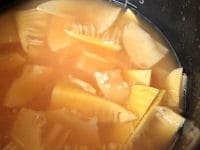 だし汁とたけのこ、生姜の千切り、ほぐしたたらこを洗い米と混ぜ、炊飯器で炊きます。<br />