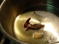 圧底鍋にオリーブオイル、にんにく、アンチョビ、種を取り除いた鷹の爪を入れ中火にかける。<br />
<br />