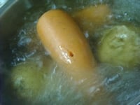 ジャガイモとにんじんは皮付きのまま、水から約30～40分茹でる。