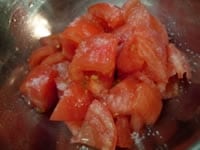 トマトは湯むきして、種を取り除き、ダイス切りより大きめに切り、塩、砂糖を加えて混ぜ合わせ、10分程置き、味をなじませます。<br />