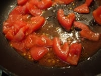 フライパンにオリーブオイル、にんにくを入れ、中火にかけ、にんにくの香りが出たら、1のトマトを入れ、焦がさぬ様、軽く水分を飛ばすように4～5分程度炒めます。※炒めるとはいえ、あまりかき混ぜないように！<br />