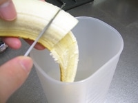 バナナは適当な大きさに切り、ミキサーに材料を入れます。<br />
