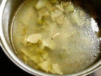 鍋に水、鶏がらスープの素、料理酒を入れて火にかけます。沸騰したらザーサイと乾燥春雨を入れます。再沸騰したら火を弱め、春雨が戻るまで4～5分ほど煮ます。<br />