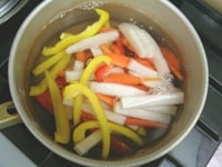 小鍋にお湯を沸かし、沸騰したら1の野菜を加えて、1分ゆでます。(※ポイント)<br />