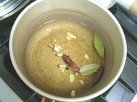 小鍋に漬け調味料の材料を全て入れます。中火にして10分煮詰めます。