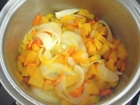 大き目の鍋に1の野菜、水、チキンスープの素を加え、ふたをして弱火で15分蒸し煮にします。<br />