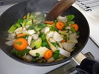 肉を取り出し、香味野菜を炒める