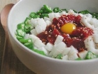どんぶりにご飯をよそり、切ったオクラや長芋、味付けしたマグロをのせ、最後にうずらの卵を添えます。お好みで、韓国海苔をちらしてもおいしくいただけます。<br />
