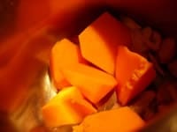深鍋に大雑把に切ったかぼちゃ、エシャロットとまるごとにんにくを入れ、たっぷり目に水を注ぎ、中火で煮込みます。30分ぐらいしたら、野菜を潰すようにレードル（おたま）で崩していきます。<br />