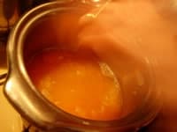 かぼちゃを溶かすように崩したら、ブイヨンを入れ、塩をし、味を調えて、洗ったお米を入れて、20分煮込んで皿に盛ります。<br />