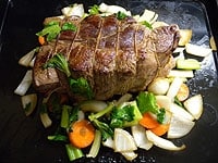 オーブンの天板に炒めた香味野菜をのせ、上に肉をのせます。バター（大さじ1）を肉の表面におき、200度のオーブンで10分ほど焼きます。