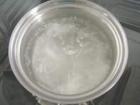 沸騰したお湯でタピオカを20分ゆで、ゆでたら冷水で冷やしておきます。<br />