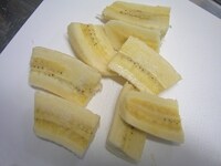 バナナは皮を剥き、横に４等分に切り、さらに縦に切ります。<br />