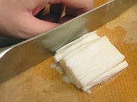 長いもは皮を剥き、酢水に5分漬けます。（※ワンポイント参照）<br />
長いもを横に置き、4cm幅に切ります。切り口を下にした状態で薄切りにします。薄切りにしたものを重ねて、細切りにします。<br />