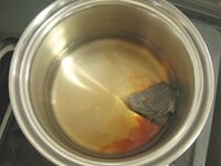 小鍋に分量の水を入れて沸かし、沸騰したら火を消し、紅茶を入れて濃い目の紅茶を作ります。目安として10分くらい蒸らしてください。<br />