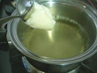 沸騰しただし汁に、すりおろした大和芋をスプーンですくい、放ちます。大和芋が団子のように固まります。（※ワンポイント参照）