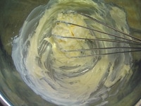 ボールに室温に戻したバターを入れ、泡だて器でクリーム状になるまで練ります。<br />