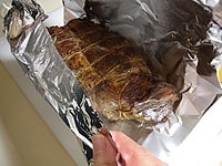 肉をアルミホイルで包み、グレービーソースを作る