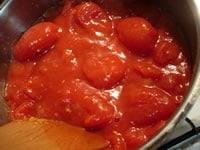 野菜がもったりしてきたら、トマトを潰しながら入れ、ローリエを入れて弱火で煮込む。※最短で1時間程。できれば2時間位かけると野菜の旨味がしっかり出て美味しくなります。