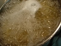 しっかりと塩をしたお湯でパスタをアルデンテに茹でる。
