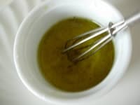 分量のオリーブオイル、塩、胡椒、レモン汁を加えて混ぜ合わせる。