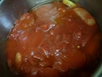 トマト缶を入れ、塩をふり、弱めの中火で10分程煮込む。その間にたっぷり目の塩をした湯でペンネをアルデンテに茹でる。