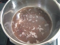 鍋にゆであずき、砂糖、水、塩を加えて、沸騰したら弱火で15分煮込みます。<br />