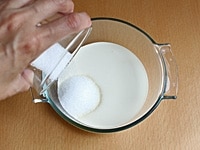 牛乳、生クリームを合わせて、グラニュー糖を溶かす