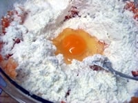 2に軽く塩をし、薄力粉と卵を入れて混ぜ合わせていく。