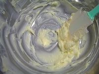 ボールにバターを入れて、ゴムベラでクリーム状に練り上げます。<br />
さらにグラニュー糖を加えて、泡だて器ですり混ぜます。<br />