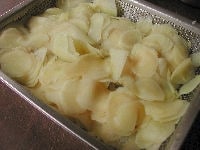水にさらした生姜を熱湯にくぐらせ、ざるにあげます。全体に塩をまぶして、ざるに広げて粗熱を取ります。粗熱が取れたら手で軽く絞って水気をよく切ります。<br />