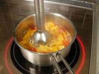 鍋を中火にかけながら、スティックミキサーでなめらかにします。15分ほど煮たら火を止めます。<br />