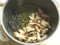 水切りした山椒、細切りのどんこと戻し汁(100ｍｌ)、細切りした出し昆布を鍋に入れます。