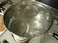 水を入れた鍋に、保存瓶を入れ火にかけます。沸騰したら10分ほど煮沸消毒します。火を止め瓶を取り出し清潔な布巾の上に逆さまにして瓶を冷まします。
