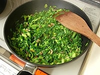 かき菜はきれいに洗い、１cm長さのざく切りにします。ベーコンを炒めた中に加え、しんなりするまで炒めます。