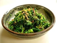 かき菜とカリカリベーコンの炒め物は、簡単に作れて箸休めとしても重宝します。