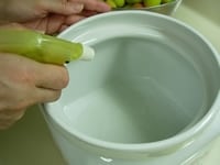 梅を漬ける容器は、蓋つきのずんどう型の陶器やホウロウ容器を使います。梅にカビを生やさないために、漬け込む容器にもしっかり焼酎を吹きかけておきます。