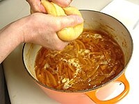 冷ましておいたサラシ袋を鍋の中によく絞りだし、ペクチンを加えます。弱火で15分位ゆっくりかき混ぜながら煮込みます。<br />