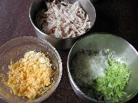 卵は固ゆでにし、マッシャーでつぶすか包丁で粗みじん切りにします。キャベツは芯をとって千切りにし、軽く塩をまぶして塩もみし、水気をよくしぼります。新たまねぎは皮をむいてみじん切りにします。鶏肉は手またはフォークなどを使って細かくほぐします。