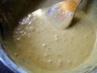 卵と黒砂糖の生地に、ふるっておいた粉類を加えて木ベラなどで粉っぽさがなくなるまで底から返すようにさっくり混ぜてゆきます。さらに溶かしバターとはちみつを混ぜた牛乳も加え、全体をさっくりと混ぜます。