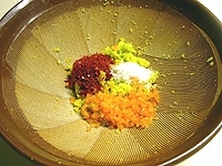 すり鉢にすりおろした柚子の皮、粉唐辛子、ハバネロのみじん切り、塩を加えすりこぎですります。