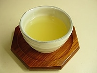 熱い白湯に蜂蜜と柚子の絞り汁を加えたホットハニー柚子は、朝食やおやつどきにも最適な飲み物です。